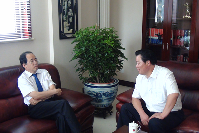 張金洲董事長與中國駐吉爾吉斯斯坦大使館大使王開文交談