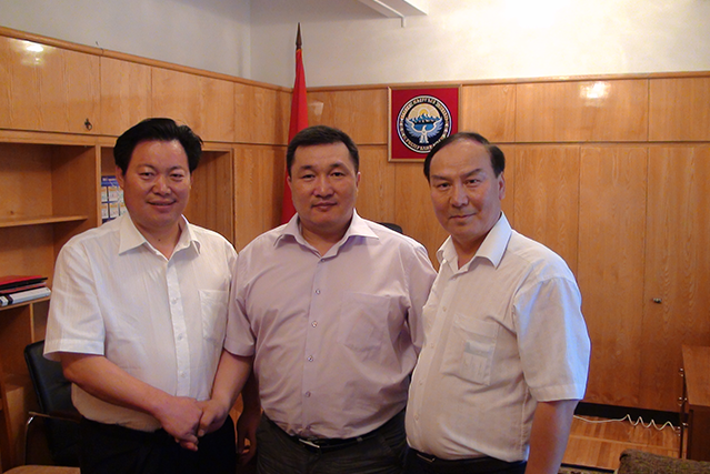張金洲董事長與吉爾吉斯斯坦共產主義者黨主席馬薩利耶夫（中）、中國華人華僑協會會長白璽（右）合影